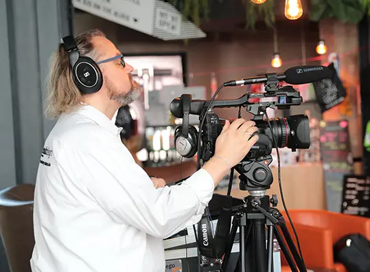 Werbeagentur Schulz-Design streamt die Pressekonferenz der RECKEN aus dem "me and all Hotel" Hannover